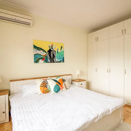 A Luxurious 2 Bedroom In Center Apartament