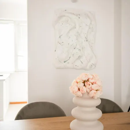 A Luxurious 2 Bedroom In Center Appartamento