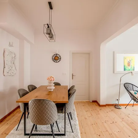 A Luxurious 2 Bedroom In Center